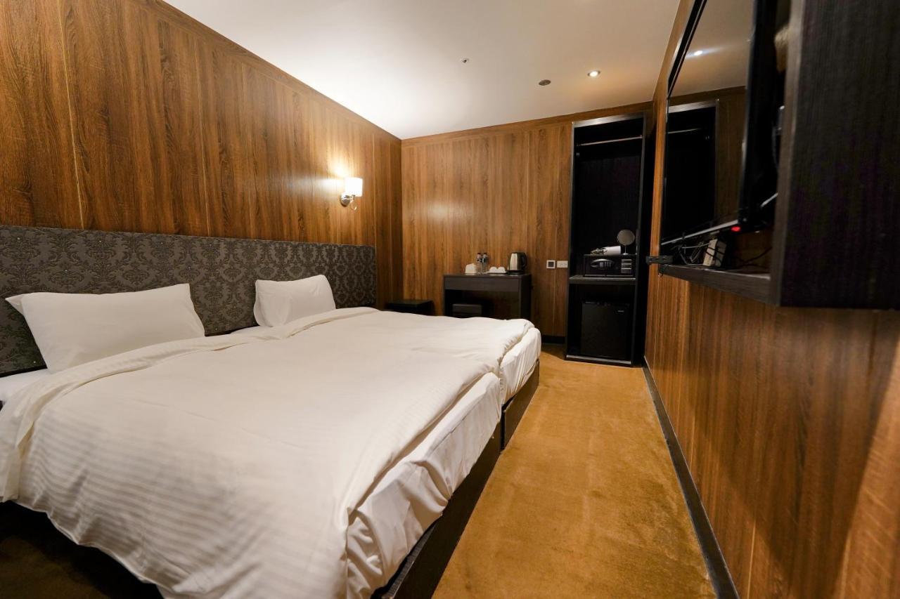 Meworld Hotel - Taipei Main Station Экстерьер фото
